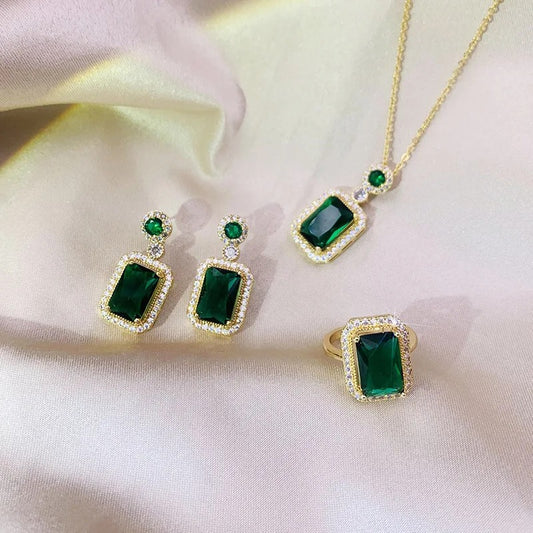 Ensemble de Bijoux Élégant – Collier, Boucles d’Oreilles & Bague Dorés